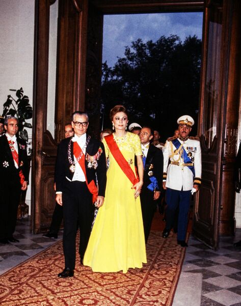 پرونده:ShahanshahShahbanouDinnerParisGiscard d'Estaing4Tir1353.jpg