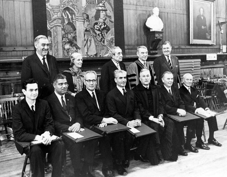 پرونده:ShahanshahAndOtherHonoraryDegreeRecipientsHarvardUniversity1968.jpg