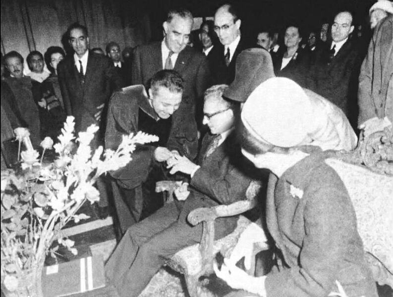 پرونده:Shahanshah ShahbanooMelliUniversity1343d.jpg