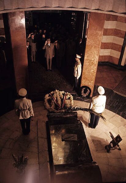 پرونده:General DeGaulleRezaShahBozorg1342.jpg