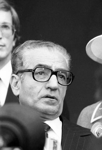 پرونده:ShahanshahShahbanouReceivedAtElyséePalace21 May1975k.jpg