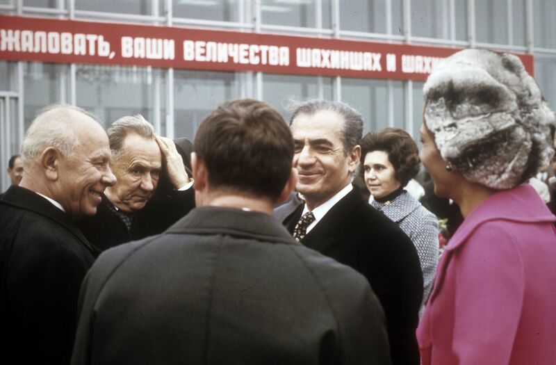 پرونده:ShahanshahShahbanouOfficialWelcomAirportMoscow18Mehr1351.jpg