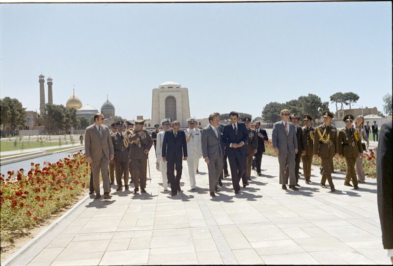پرونده:PresidentNixonRezaShahBozorgTomb10Khordad1351b.jpg
