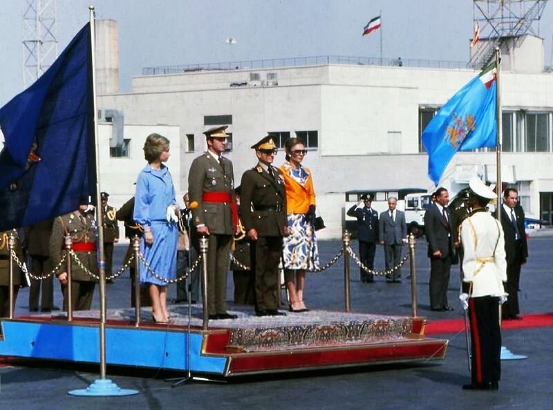 پرونده:ShahanshahAryamehr va Juancarlos 1978a6.jpg