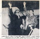 شاهنشاه آریامهر و علیاحضرت شهبانو به ابراز شور و هیجان پسوازکنندگان پاسخ می‌دهند