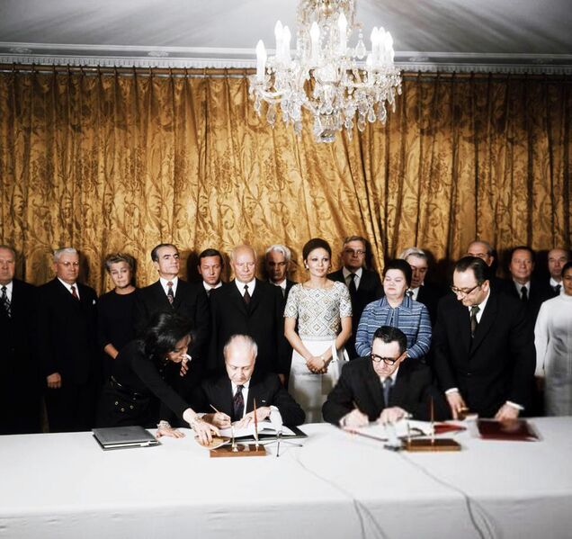 پرونده:ShahanshahAryamehrMoscowSigningAgreements22Mehr1351.jpg