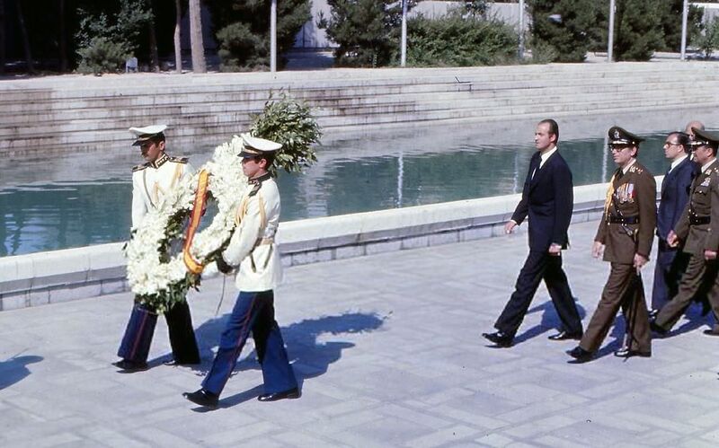 پرونده:JuanCarlosRezaShahBozorgTomb25Khordad2537.jpg