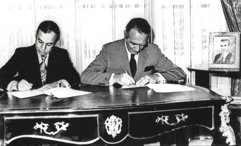 پرونده:BertholdBeitzKruppMinisterEconomyFinanceAnsarySigningContract12July1974.jpg
