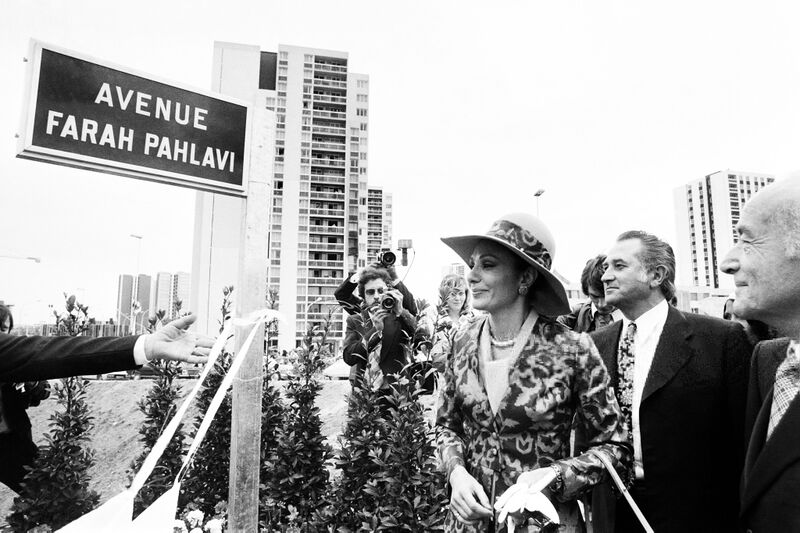 پرونده:ShahbanouFarahInauguratesFarahPahlavAvenue CreteilNearParis6Tir1353.jpg