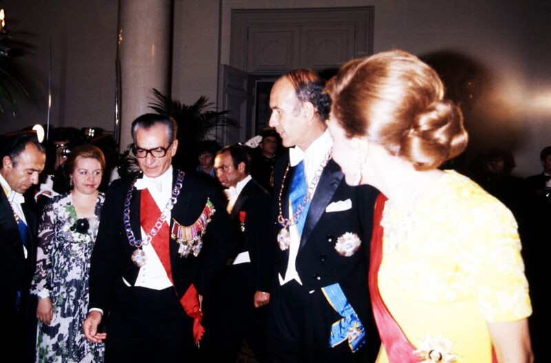 پرونده:ShahanshahShahbanouDinnerParisGiscard d'Estaing4Tir1353a.jpg