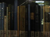 تعدادی از کتاب‌ها و کتاب آیین دوست‌یابی دیل کارنگی