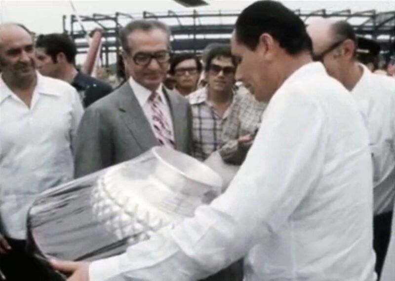 پرونده:ShahanshahAryamehrVisitingSteelPlantMexico1354d.jpg