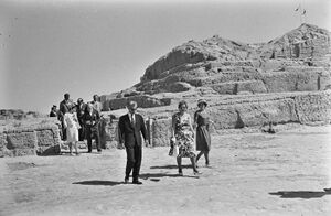 Shahanshah QueenJuliana1342TakhteJamshid14.jpg