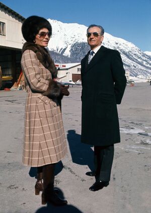 MajestiesAwaitArrivalGiscard d'EstaingFeb1975d.jpg