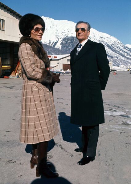 پرونده:MajestiesAwaitArrivalGiscard d'EstaingFeb1975d.jpg