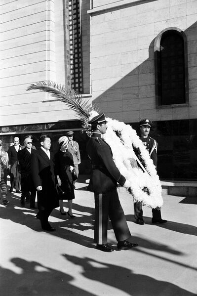 پرونده:CrownPrinceAkihitoPrincessMichiko visitMausoleumRezaShahAbaan1339.jpg