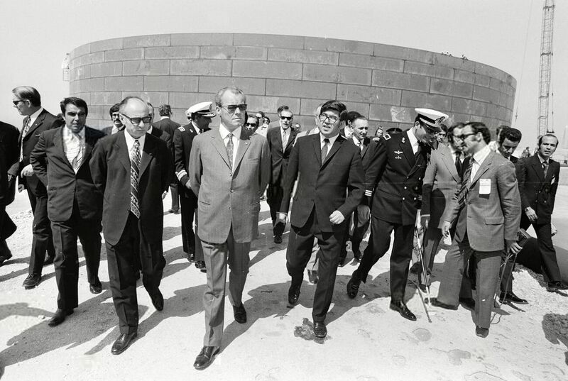 پرونده:WillyBrandtKharkIslandOilFacilitiesEsfand1350.jpg