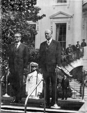 ShahanshahShahbanouWHPresFord25Ordibehesht1354a.jpg