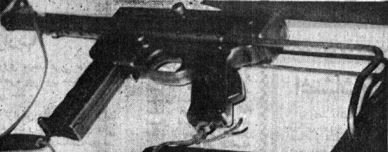 پرونده:TerroristStolenMachineGun.jpg