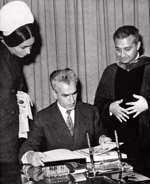 پرونده:Shahanshah ShahbanooMelliUniversity1343f.jpg