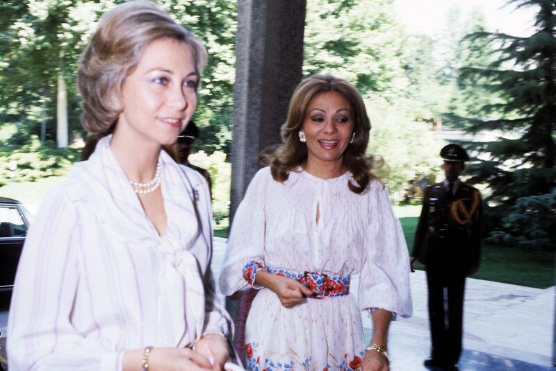 پرونده:ShahbanouFarahPahlaviVaQueenSofia1978Tehran3.jpg