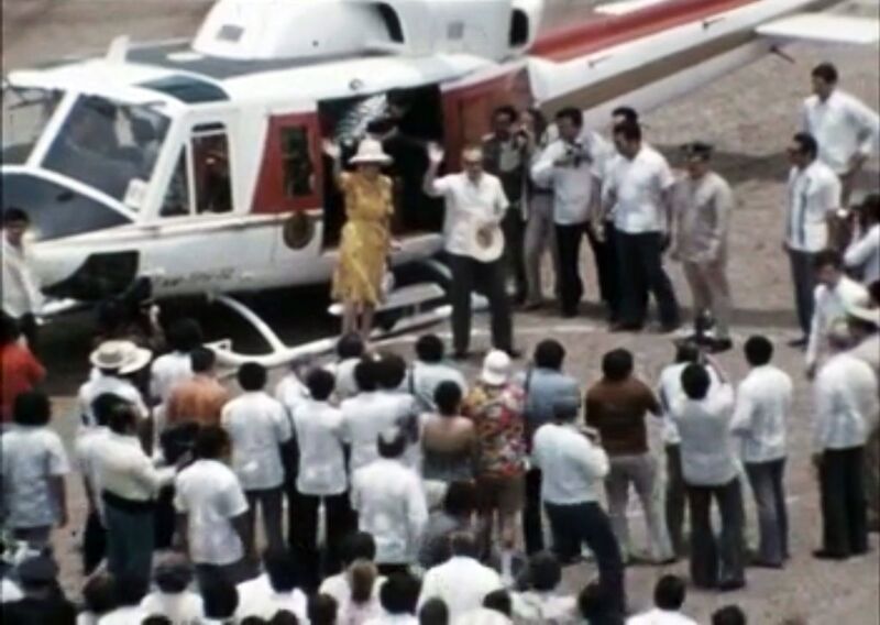 پرونده:ShahanshahShahbanouMexicoChichen Itza1354a.jpg