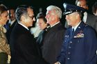 اعلیحضرتین به پسوازکنندگان بدرود می‌گویند. ویلیام سولیوان سفیر برانداز حکومت ایران نیز در فرتور دیده می‌شود