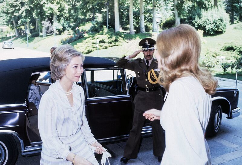 پرونده:ShahbanouFarahPahlaviVaQueenSofia1978Tehran.jpg