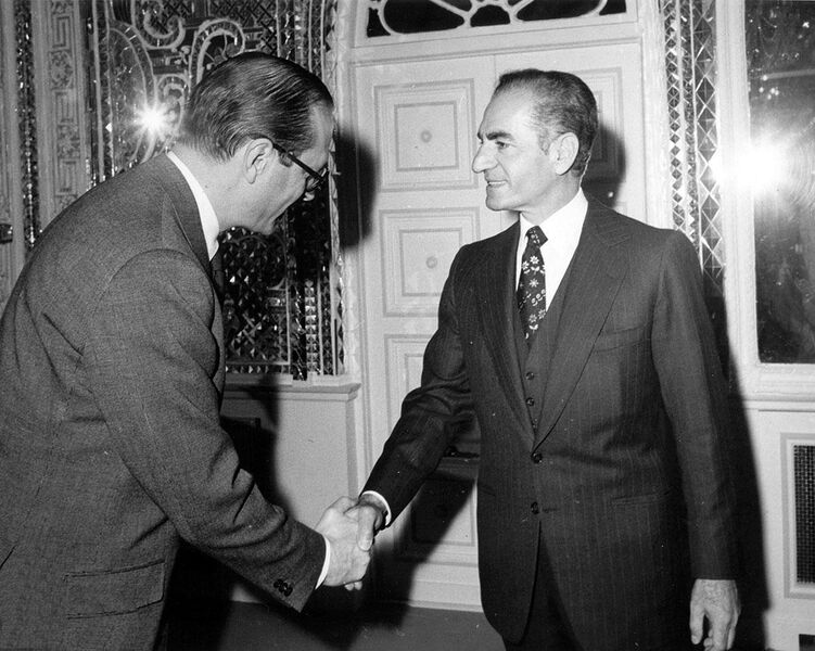 پرونده:ShahanshahAryamehr JacqueChirac1Dey1353a.jpg