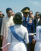 دانش‌آموزان دختر با حمایل آبی رنگ به نشان بزرگداشت ۱۹ اصل انقلاب شاه و ملت چامه خواندند