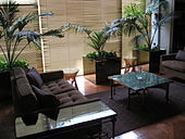 کاناپه، فرش و گلدان‌های آینه‌ایی زیبا