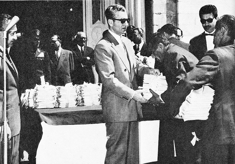 پرونده:CrownlandDistribution4Aban 1327.jpg