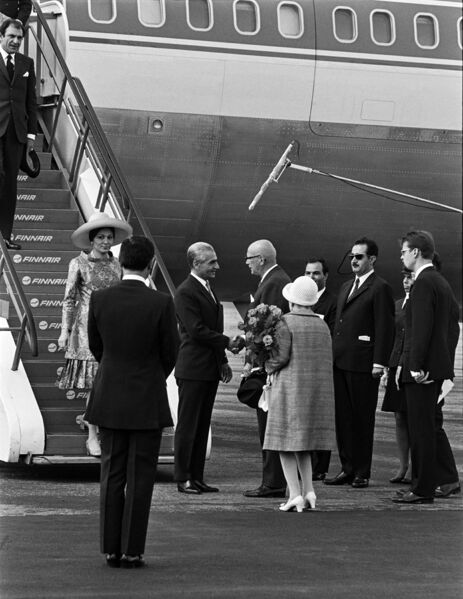 پرونده:ShahanshahAryamehrShahbanouFinlandTir1349Arrival-President KekkonenWelcomeSeutulaAirport.jpg