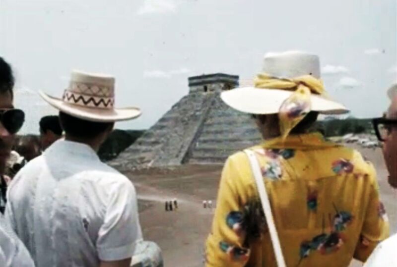 پرونده:ShahanshahShahbanouMexicoChichen Itza1354b.jpg