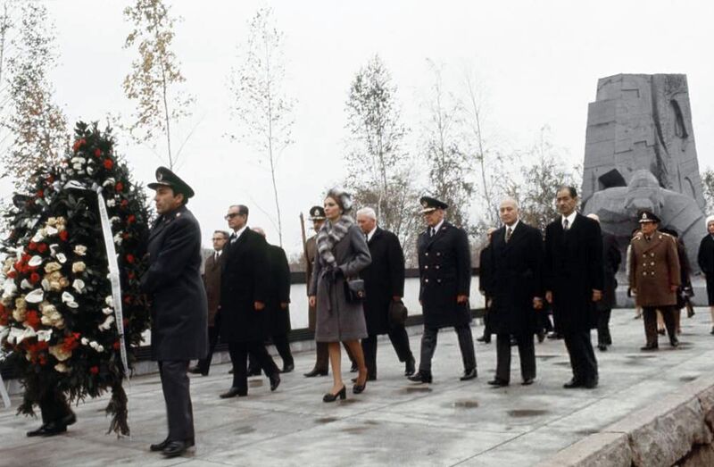 پرونده:ShahanshahVoronezhMonument ZadonskoeHighway23Mehr1351a.jpg