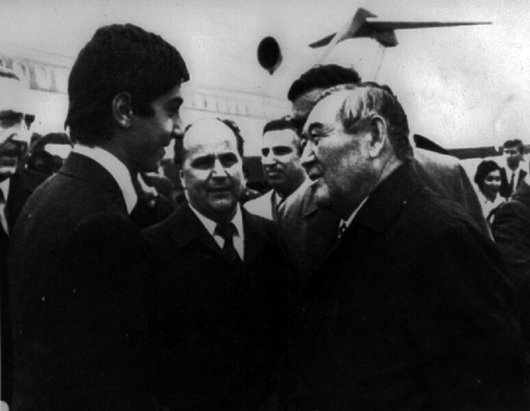 پرونده:ValiahdRezaPahlaviArrivalMoscowTir2535.jpg