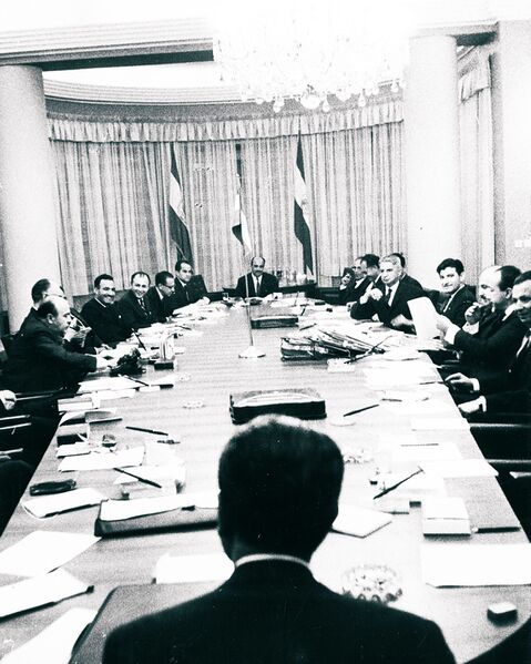 پرونده:ShahanshahAryamehrEconomicCouncil1347.jpg