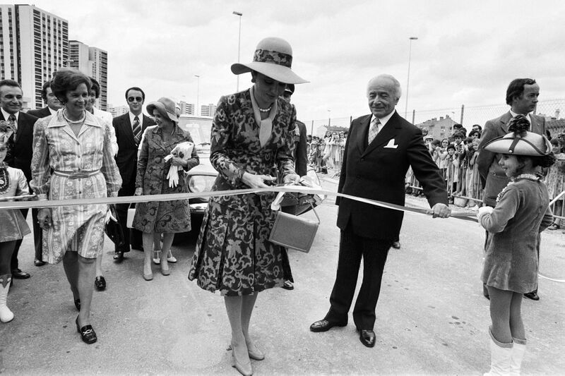 پرونده:ShahbanouFarahInauguratesFarahPahlavAvenue CreteilNearParis6Tir1353a.jpg